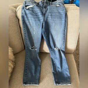 Jean capris with distress